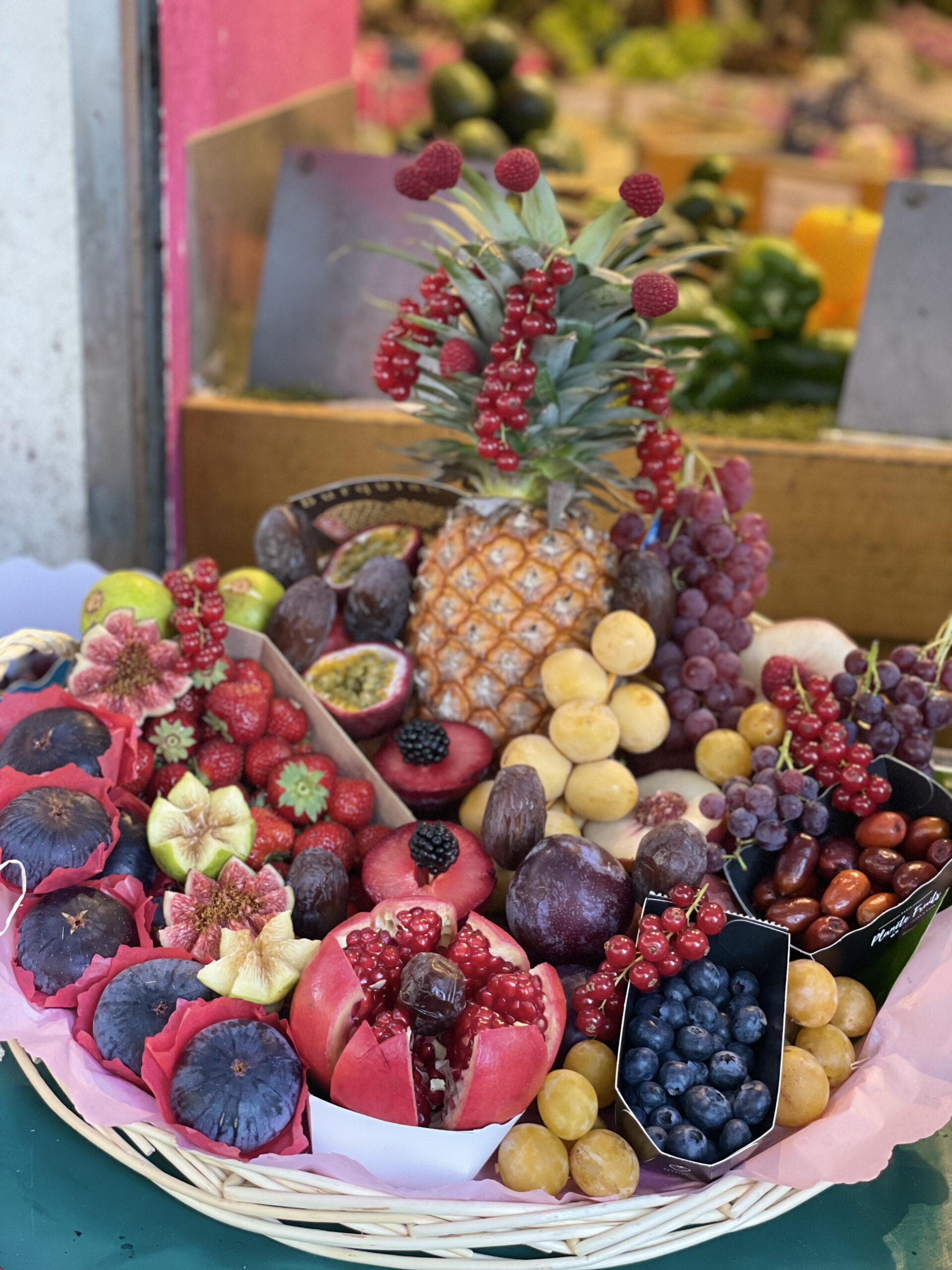 Fruits de saison en corbeille garnie et décorée - EcoTraiteur Paris